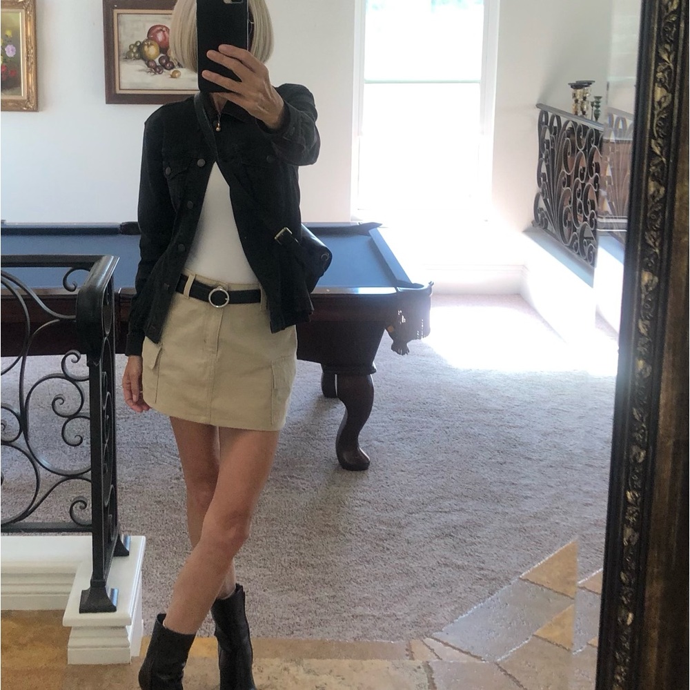 LEVI’S- NWT 94’ CARGO MINI SKIRT + TAN/27